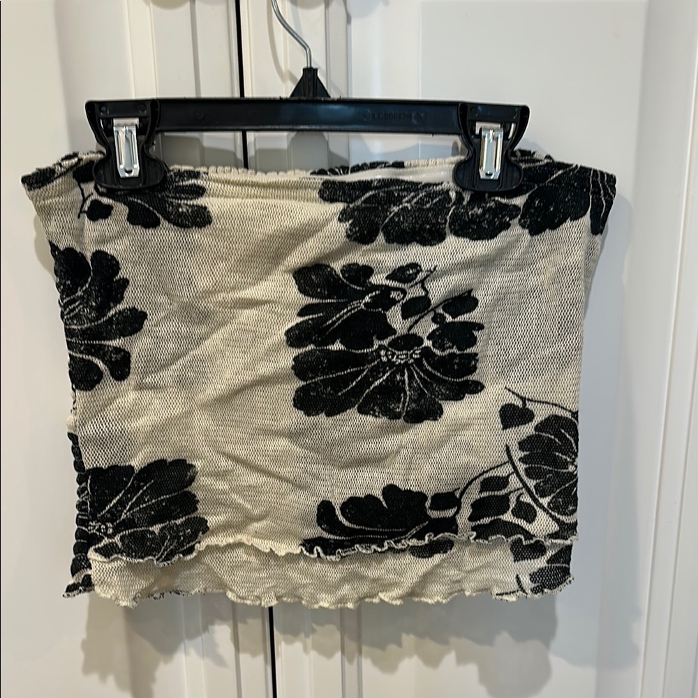 Free Country Fitted Black and Cream Floral Crop Top